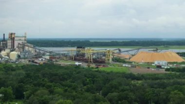 Georgia, ABD 'de Brunswick selüloz ve kağıt fabrikası. Ahşap işleme fabrikası. Modern sanayinin çevre üzerindeki toksik etkisi.