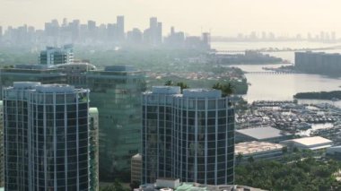 Miami Florida, ABD 'deki Coconut Grove mahallesinde. Şehir merkezindeki Amerikan lüks manzarası. Modern ABD megapolis 'teki yüksek ticari ve meskun gökdelen binaları.