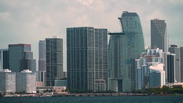 米国フロリダ州マイアミ ブリッケルのダウンタウン地区にあるコンクリートとガラス製の高層ビル ウォーターフロント アメリカン メガポリス 晴れた日のビジネス金融地区 — ストック動画