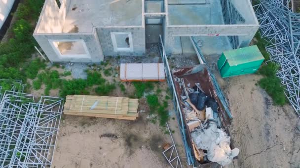 新しいフロリダハウスの建設現場 木製の屋根のビームの取付けのために準備ができた煉瓦のコンクリートの壁が付いている私有の家の不完全なフレームの空中眺め 工業ビルサイト — ストック動画