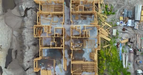 Rozwój Mieszkalnictwa Amerykańskich Przedmieściach Niedokończone Ramy Mieszkań Drewnianymi Belkami Budowie — Wideo stockowe