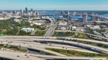 Jacksonville şehri, yüksek binaları ve hızlı hareket eden araba ve kamyonlarla Amerikan otoyolu kavşağı. ABD ulaştırma altyapı kavramı.