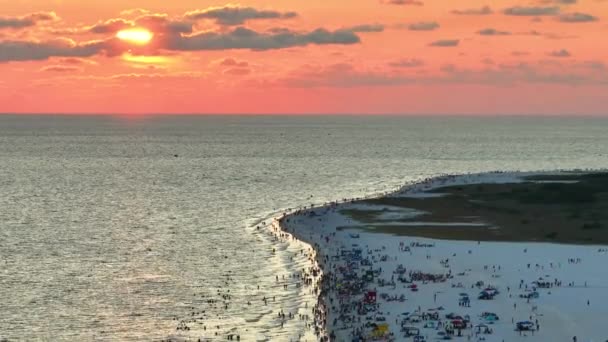 米国サラソータ州の柔らかい白い砂と有名なシエスタキービーチ 暖かい湾の水で入浴し 日没時に暑いフロリダの太陽の下で日焼けを楽しんでいる多くの人々 — ストック動画