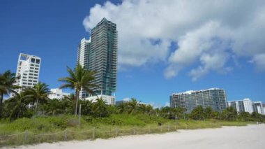 Miami Beach 'te pahalı sahil manzaralı oteller ve apartmanlar. Güney Florida 'daki Amerikan turizm altyapısı.