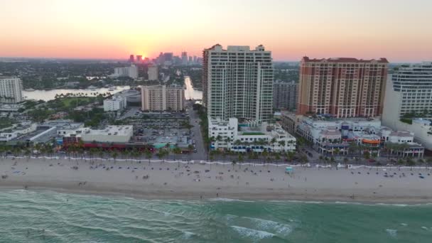 럭셔리 호텔과 콘도와 로더데일 따뜻한 플로리다 일몰에서 휴식을 취하는 관광객과 — 비디오