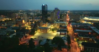 Lexington Kentucky şehir merkezindeki şehir mimarisi. Yüksek binaları olan panoramik iş bölgesi manzarası