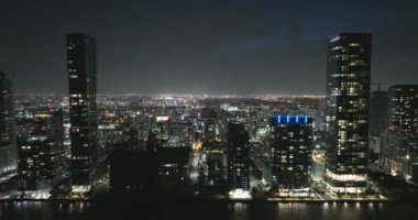 Miami Brickell, Florida, ABD 'de. Parlak bir şekilde aydınlatılmış Amerikan şehir merkezinin hava manzarası. Modern ABD megapolis 'teki yüksek ticari ve meskun gökdelen binaları.