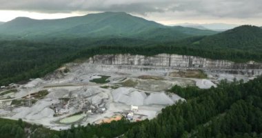Kuzey Carolina, ABD 'deki Appalachian dağlarında inşaat endüstrisi için çakıl ocağı madeni..