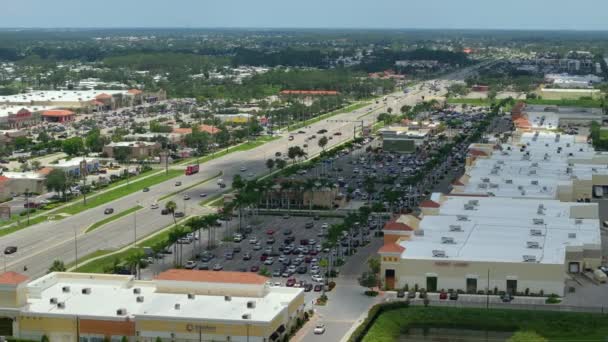 フロリダ州ノースポートでショッピングプラザモールと車を運転するマルチレーンアメリカの道路 米国の小売 輸送インフラの上からの眺め — ストック動画