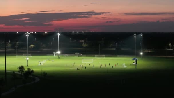 Lidé Hrají Fotbalový Zápas Osvětleném Veřejném Stadionu Noci Koncept Aktivního — Stock video