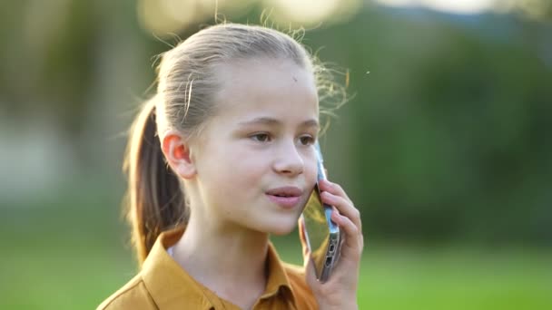 Портрет Счастливой Девочки Разговаривающей Своим Другом Мобильному Телефону — стоковое видео
