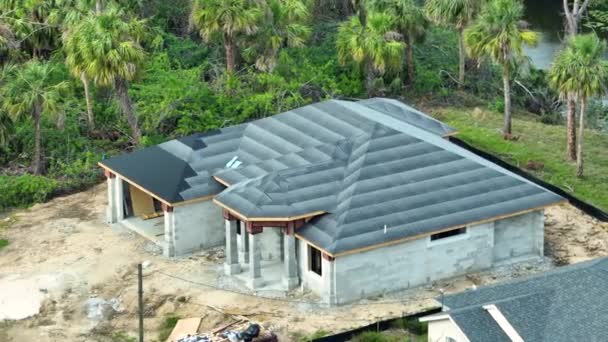 屋顶上铺有沥青衬垫层 可在新房子上安装护壁板 屋顶建设 佛罗里达房地产开发 — 图库视频影像