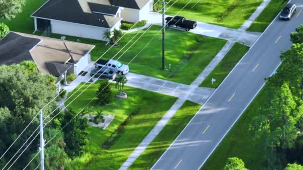 Tráfico Por Carretera Rural Pequeña Ciudad Americana Florida Con Casas — Vídeos de Stock