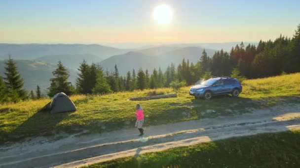 Sportler Joggt Allein Auf Bergpfad Bei Sonnenuntergang Aktiver Lebensstil Und — Stockvideo
