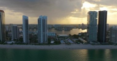 Atlantik Okyanusu kıyısındaki lüks liman manzaralı otelleri ve apartman binaları olan Sunny Isles Beach City. Güney Florida 'daki Amerikan turizm altyapısı.