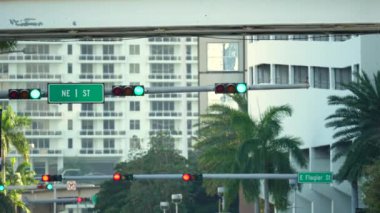 Trafik ışıkları yeşilden kırmızıya değişiyor Miami, Florida 'da şehir caddesinde arabaları düzenliyor..