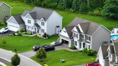 Yaz mevsiminde büyük arka bahçeleri ve yeşil çimenleri olan lüks banliyö evleri. Rochester, New York 'ta kırsal kesimde özel yerleşim evleri..
