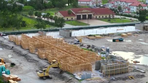 新開発郊外エリアでの建設中の木造アパートの建物のトップビュー アメリカ郊外における住宅開発 米国の不動産市場 — ストック動画