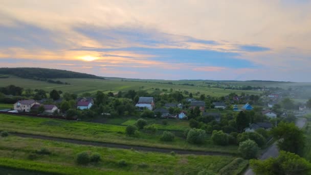 Maisons Village Ukrainiennes Entre Les Champs Agricoles Cultivés Verts Zone — Video