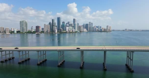 Florida Nın Miami Brickell Şehrinin Şehir Merkezi Köprüden Arabalar Geçiyor — Stok video