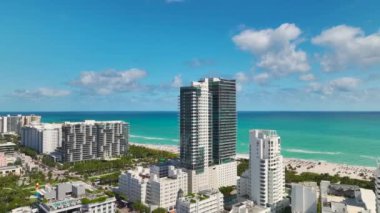 Miami Beach City 'nin güney sahil şeridinin yukarısından görüntü. South Beach yüksek lüks oteller ve apartmanlar. Güney Florida, ABD 'deki turizm altyapısı.