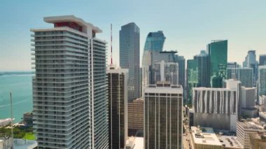ABD 'nin Florida kentindeki Miami Brickell semtindeki beton ve cam gökdelen binalarından görüntü. Güneşli bir günde iş dünyasının finans bölgesiyle Amerikan megapolis 'i.