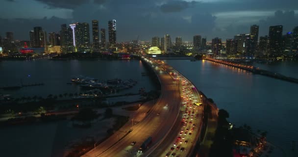 从上面看美国的交通基础设施 美国佛罗里达州迈阿密市夜间高速公路拥堵与缓慢驾驶汽车的空中景观 — 图库视频影像