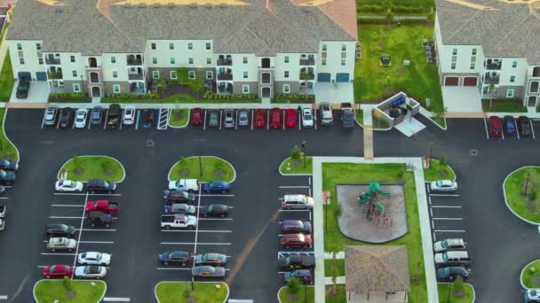 Luchtfoto Van Auto Geparkeerd Parkeerplaatsen Amerikaanse Appartementencomplex Florida Woonwijk Nieuwe — Stockvideo
