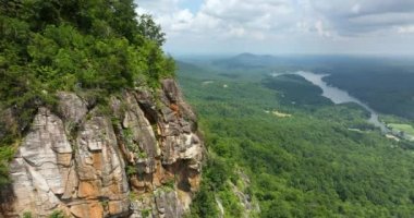 Blue Ridge Dağları 'ndaki Chimney Rock State Park yakınlarındaki kayalık dağ oluşumunun hava görüntüsü. Uçurum erozyonunun jeolojik özellikleri.