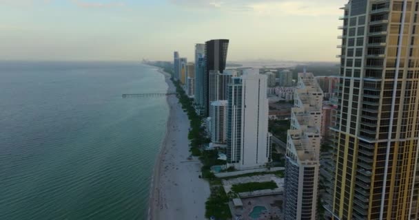 대서양 해안에 고급스러운 호텔과 콘도와 아일랜드 도시의 플로리다 남부의 인프라 — 비디오