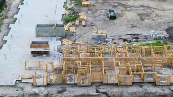 Letecký Pohled Nedokončené Rámy Bytových Domů Připravených Pro Montáž Dřevěných — Stock video