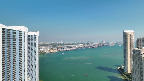 Downtown Distriktet Miami Brickell Med Lyxbåtar Miami River Mellan Betong — Stockvideo