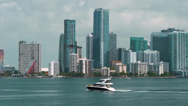 Centrální Kancelářská Čtvrť Miami Brickell Luxusní Jachty Plachtění Floridě Usa — Stock video