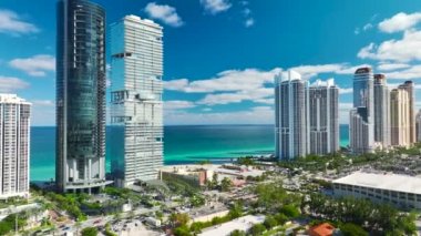 Sunny Isles Plajı 'ndaki Atlantik Okyanusu kıyısında pahalı oteller ve daireler. Güney Florida 'daki Amerikan turizm altyapısı.