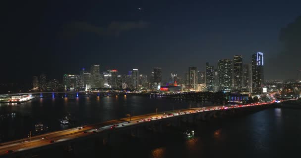 美国城市市区晚上在佛罗里达州迈阿密的宽阔公路桥上交通繁忙 在城市交通基础设施之上的摩天大楼 美国迈阿密 2023年5月5日 — 图库视频影像