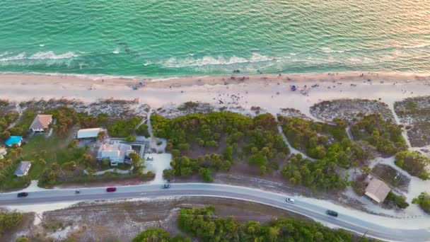 英格伍德马纳索塔礁上的盲道海滩高角景观 人们度假时喜欢在海水中游泳 日落时在温暖的佛罗里达阳光下放松 — 图库视频影像