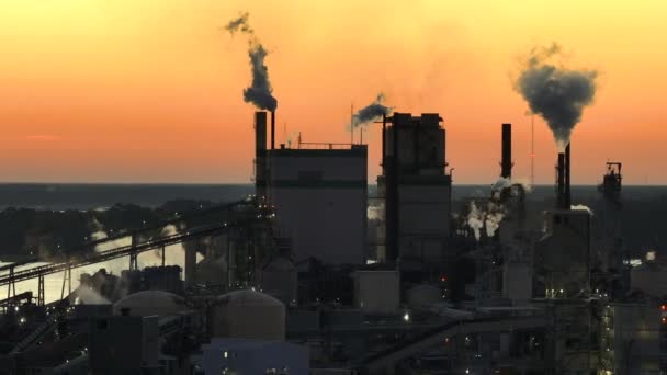 Große Fabrikstruktur Mit Rauch Aus Dem Produktionsprozess Steigt Auf Und — Stockvideo