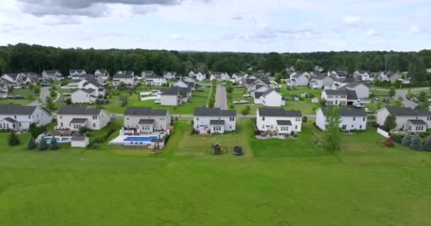 低密度の2つの物語 ニューヨーク州ロチェスター郊外の田舎の郊外の私的な家 夏季には大きな大きさと緑の芝生を持つアップスケール郊外の家 — ストック動画