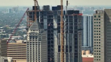 Miami kentsel bölgesinde gayrimenkul geliştirme. Yüksek konutlu inşaat alanındaki vinçler kaldırılıyor..