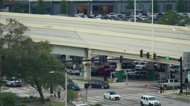 行人在人行横道上行走 交通拥挤 车辆在高峰时间缓慢地驶过佛罗里达市街道 — 图库视频影像