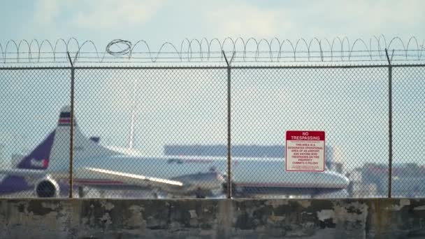 Προστατευτικός Φράχτης Ασφαλείας Χωρίς Προειδοποιητική Πινακίδα Καταπάτησης Γύρω Από Αεροδρόμιο — Αρχείο Βίντεο