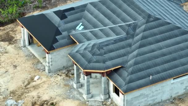 屋根の構造 アスファルト下層で覆われた屋上は シングルを設置する準備ができている層を感じました フロリダ州の不動産開発 — ストック動画