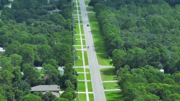 Landsvägstrafik Amerikansk Småstad Florida Med Privata Hem Mellan Gröna Träd — Stockvideo