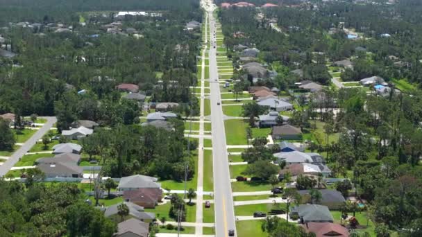 小さな町で車を運転する農村街道の交通 フロリダ州の静かな住宅地の私有の家を持つアメリカの郊外の風景 — ストック動画