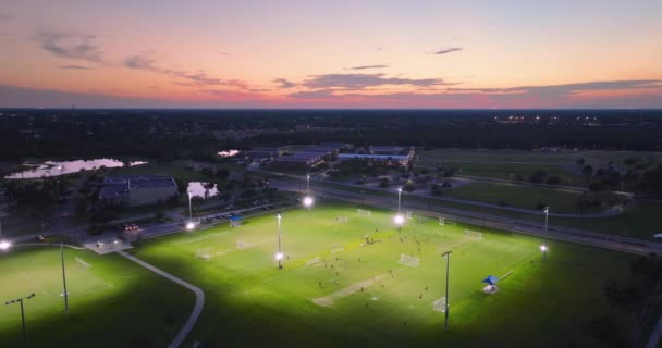 Спортсмены Играют Футбол Освещенном Стадионе Общественном Спортивном Парке — стоковое видео