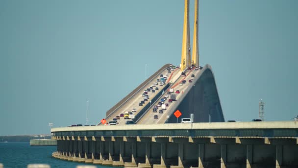 Sunshine Skyway Bridge Sobre Tampa Bay Flórida Com Tráfego Movimento — Vídeo de Stock