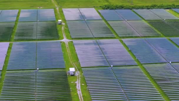 クリーンエネルギーを生産するための太陽光発電パネルの列を持つ持続可能な電力発電所 ゼロエミッションによる再生可能エネルギーの概念 — ストック動画