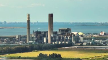 Termik santral, elektrik enerjisi üretimi için kömür fosili yakıtı yakıyor. Tampa, Florida yakınlarındaki Apollo Sahilindeki Big Bend Elektrik İstasyonu..