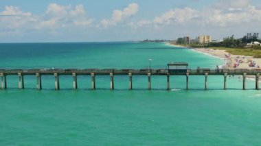 Turistler Florida 'daki Venice balıkçı iskelesinde tatilin tadını çıkarıyorlar. Deniz kenarındaki yaz etkinlikleri.