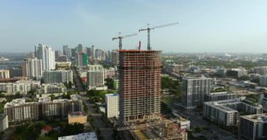 Miami, Florida 'da endüstriyel inşaat alanında vinçler. Amerikan kentsel bölgesindeki yeni yerleşim yerinin havadan görüntüsü. ABD 'de konut büyümesi kavramı.